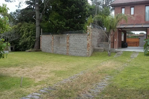 Imagen 30 de 30 de Excelente E Importante Chalet Ubicado En Barrio Norte Lote Perimetrado Parquizado Alarma Gas Natural Cuenta Con Todos Los Servicios Piscina Ideal Vivienda Permanente