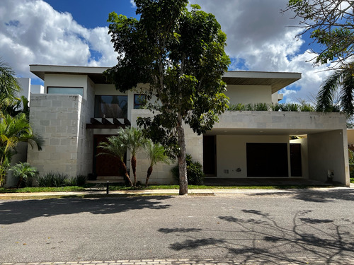 Casa En Venta Merida, Privada Manantiales De Cocoyoles, Equipada, Entrega Inmediata.