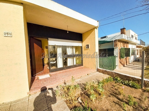 Imagen 2 de 17 de En Venta Casa De Dos Dormitorios Colonia Del Sacramento