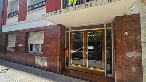 En Venta, Departamento De 3 Ambientes Con Dependencia. Zona Centro.