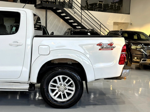 Toyota Hilux 3.0 SRV TOP 4X4 CD 16V TURBO INTERCOOLER DIESEL 4P AUTOMÁTICO