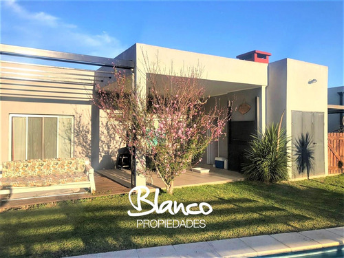 Casa  En Venta En Los Robles, La Cañada De Pilar, Pilar