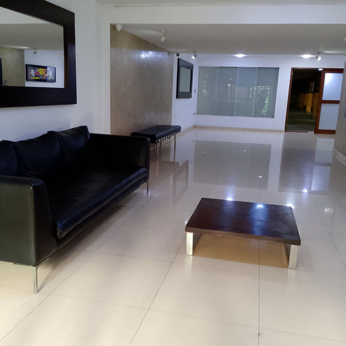 Apartamento En Alquiler Mañongo Res. Trebol Plaza (mer)