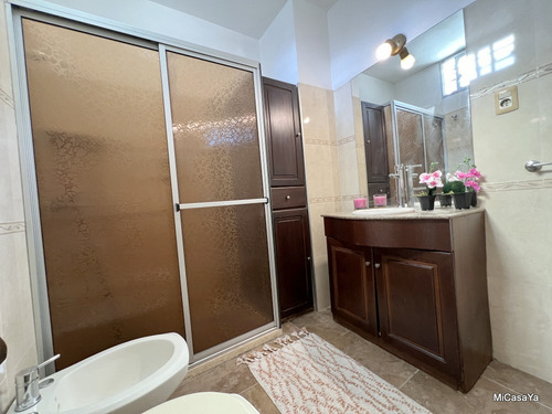 Alquiler De Hermoso Apartamento Formato Casa De Altos En Pocitos 2 Dormitorios Excelente Ubicación Todo Al Frente Estufa A Leña Sin Gastos Comunes