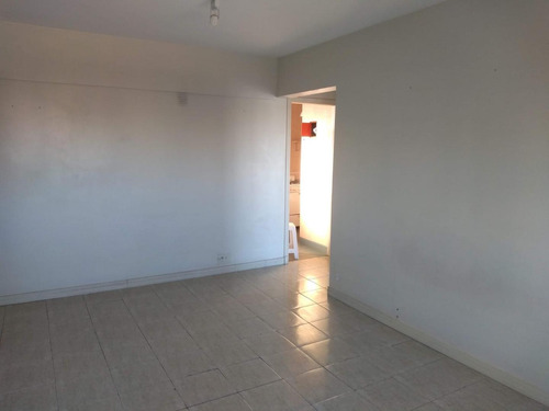 Muy Buen Departamento De Dos Ambientes, Al Frente Con Balcon