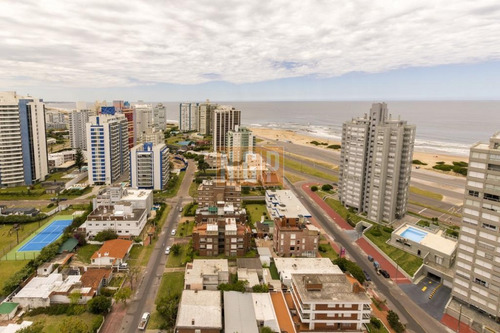 Imagen 2 de 2 de Departamento En Punta Del Este, Torre Cuenta Con Todos Los Servicios.