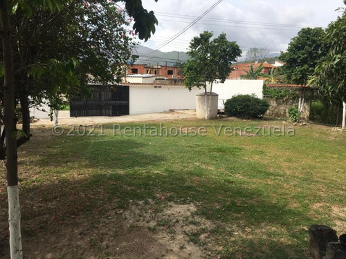 Oportunidad De Adquirir 1153 Mts. Mini Finca Cerca De La Ciudad. Conviértala En Su Centro De Reunión Familiar. Su Nuevo Emprendimiento. Cuenta Casa Base De Dos Niveles, 3 Habitaciones , 3 Baños