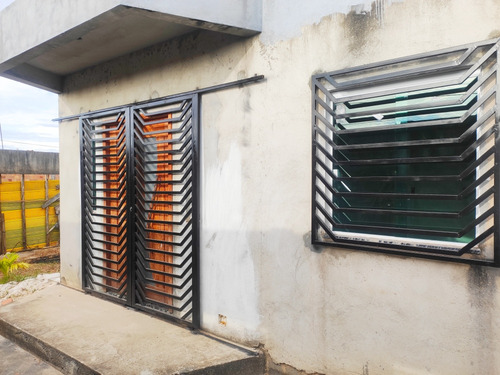 Casa Com 3 Quartos E 2 Banheiros - 100 M2 + 240m2 De Terreno