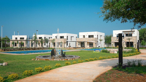 Casa En Venta En Los Lirios En Montemorelos