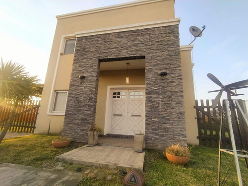 Imagen 1 de 30 de Venta Casa Moderna, Barrio Laguna Azul