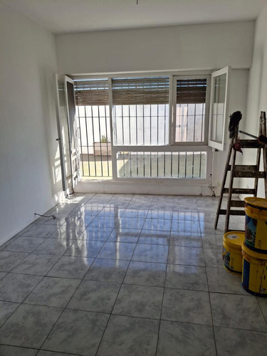 Venta - Oficina 2 Ambientes Con Terraza En Galería Comercial A Metros De La Estación San Isidro