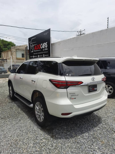 Imagen 6 de 11 de Toyota Fortuner