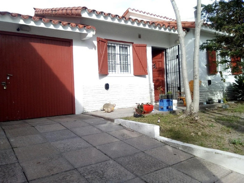 Imagen 2 de 12 de Casa Sola En El Lote. Gas Natural. Lote Libre