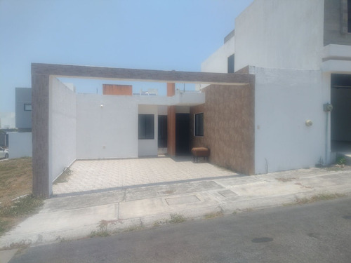 Casa De Un Piso, 3 Recámaras, Frac. Lomas De La Rioja