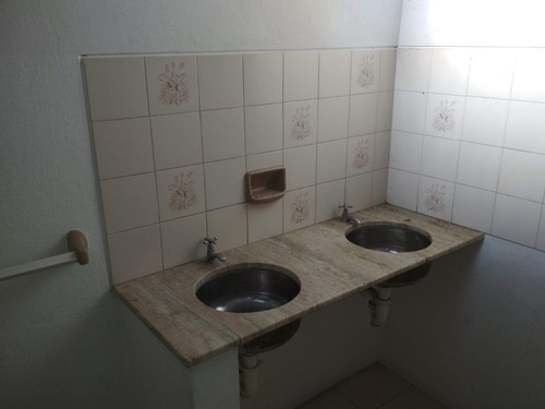 Sitio Ofrece En Venta Ex Colegio En Maldonado