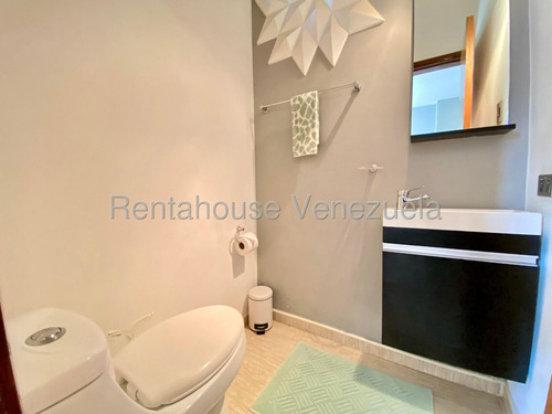 Comodo Apartamento Con Terraza Privada En Venta En Los Naranjos De Las Mercedes 25-24005