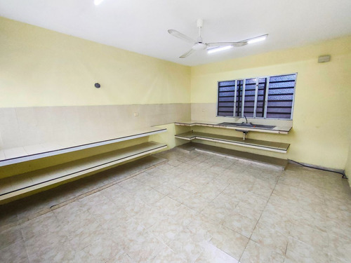 Amplio Edificio Multifuncional En Venta A Dos Cuadras De Per