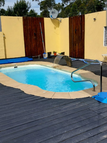 Casa Piscina Climatizada Abierta Fuera De Servicio