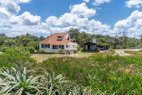 Casa En Primera Línea Al Mar - Ref : Pbi1129