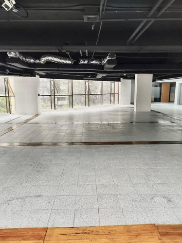 Polanco, 708m2, Amplios Espacios Abiertos, Muy Iluminada, Sala De Juntas, 3 Privados, 6 Estacionamientos, Vigilancia 24 Horas, 3 Elevadores. Excelente Ubicación. El Precio Es Más El Mantenimiento