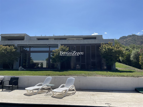 Casa En Venta De 5 Dorm. En Lo Barnechea Valle Escondido