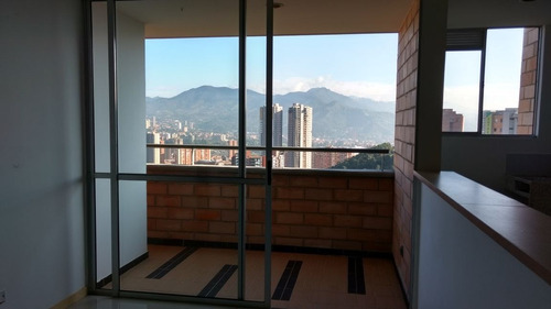 Apartamento Con Espectacular Vista, Iluminado Y Ventilado. Bien Distribuido. Buen Transporte Público. 