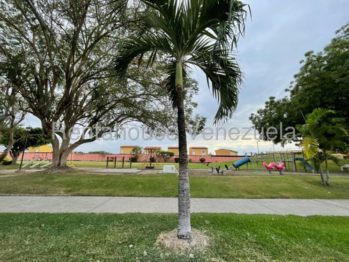 Jip 25-16988. Rent-a-house Vende Hermoso Townhouse De 261 Mts2, 5 Hab, 4 Baños, El Urbanismo Cuenta Con Cancha, Parque Infantil Conectado A Pozo Y Mucho Mas. En Urb. Araguama Country, Maracay.