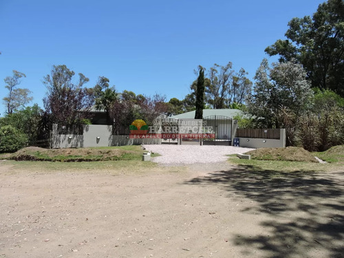Chalet De Lujo En Venta 4 Dormitorios,5 Baños, Piscina, Garaje, Costa. Maldonado