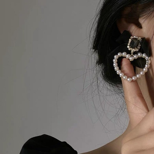 Imagen 5 de 5 de Aros Lazo Negro Corazón Perlas Corean Mujer Largos Cute