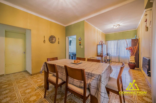 Casa 6 Ambientes En Venta. Banfield Con Pileta