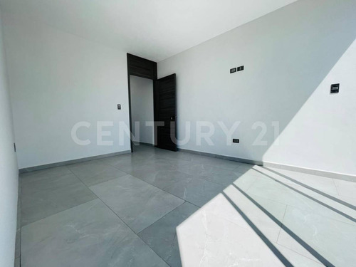 Venta Casa En Privada 3 Recamaras, 3 Baños, Con Jardín Y Sótano, Zona Cholula