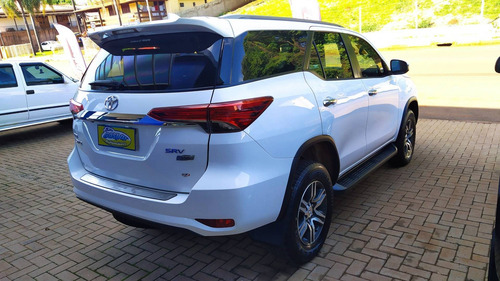 Imagem 4 de 11 de Toyota Hilux Sw4 2.7 Srv 7 Lugares 4x2 16v Flex 4p
