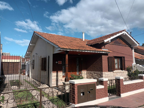 Casa En Venta - 4 Dormitorios 2 Baños - Cochera - 233mts2 - Mar Del Plata