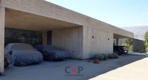 Casa En Venta De 5 Dorm. En Colina