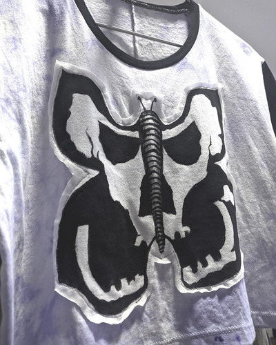 Imagen 4 de 5 de Remera Croptop Butterfly Effect Calavera Skull Parche Acid