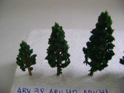 Imagen 5 de 6 de Nico 10 Pinos De 4,8 Cms Alto Plastico Y Esponja H0 (arv 40)