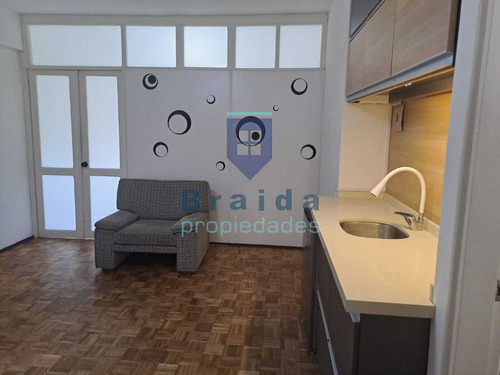 Hermoso Apartamento Céntrico En Montevideo, Sobre  Convención Y 18 De Julio. Ideal Para Estudiante U Oficina.