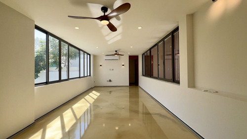 Residencia De Lujo En Venta Ubicada En La Privada Bosques De Altabrisa, Merida.