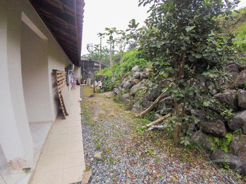 Ótima Casa No Bairro Ribeirão Fresco, Imóvel Conta Com 3 Dormitórios, 2 Banheiros, Cozinha, Sala De Estar E Jantar, Área De Festas, Área De Serviço E Um Excelente Espaço De Terreno. - 3579615v
