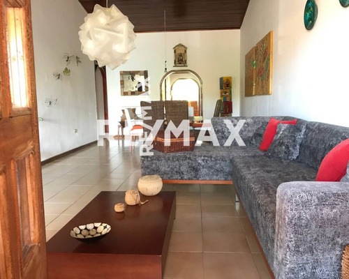 Casa Con Piscina Tipo Posada Ideal Para Inversion Turistica O Residencial, Sector El Salado, Isla De Margarita