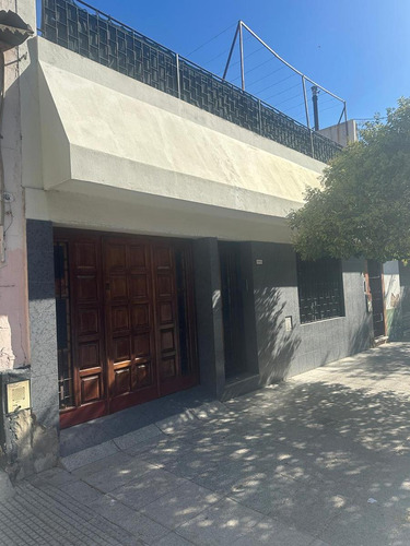 Casa Con Garage Sobre Avenida En Venta!!!