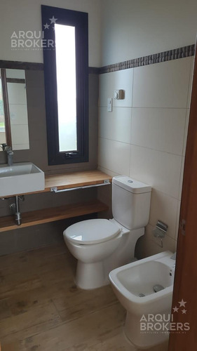 Casa De 3 Dormitorios Y Servicio En Venta En Mirador De La Tahona