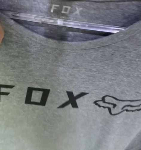 Imagen 2 de 5 de Remera Legacy Strike Manga Corta Logo **gris Oscuro** Fox