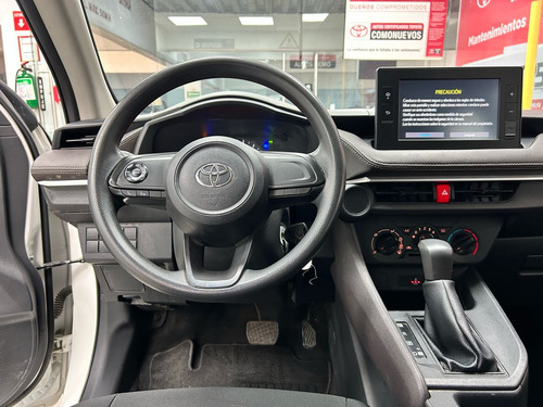 Toyota Yaris 4p Sedán Base L4/1.5 Aut