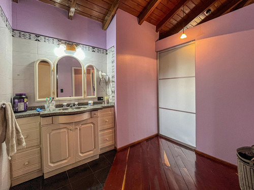 Casa De 3 Dormitorios Con Gran Jardín Y Pileta En Fisherton
