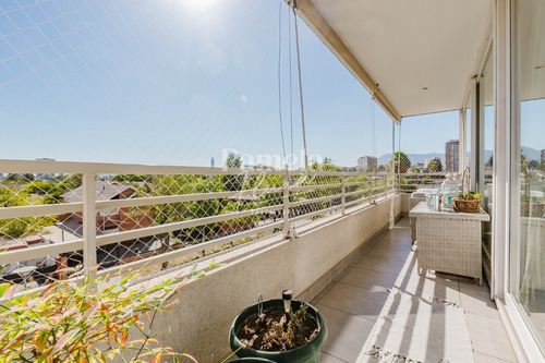 Departamento En La Reina: 3 Dormitorios, Terraza Y Más.