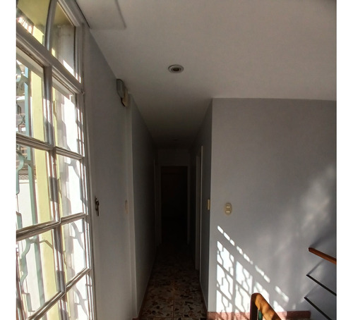 Chalet Sobre Inmenso Lote De 9,02 X 42,70 Son 6 Ambientes Con Parque Piscna Y Quincho Con Sum Y Dep.