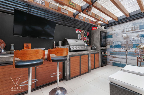 Casa En Venta. 6 Dorm. Las Condes/ Terraza Techada Y Piscina