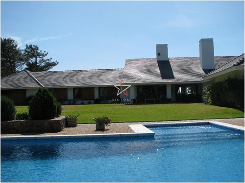 Casa En Venta Y Alquiler Punta Del Este , Zona De Playa Brava, Hermosa Vista Al Mar. U$s 1.500.000- Ref: 687