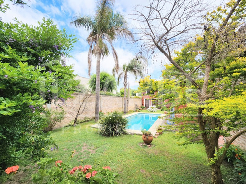 Distinguida Casa En Barrio Centro